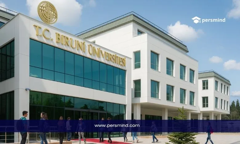 واجهة مبنى جامعة البيروني في إسطنبول مع طلاب أمام المدخل