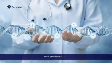 طبيب يحمل نموذج DNA ثلاثي الأبعاد، صورة تعبّر عن دراسة الطب البشري في ألمانيا والتطور العلمي في الجامعات الألمانية.