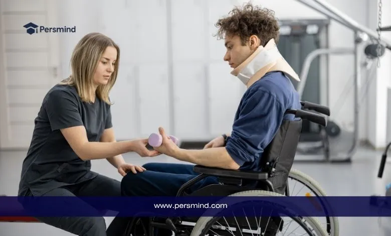 أخصائية علاج طبيعي تساعد مريضًا على كرسي متحرك في التمارين – دراسة العلاج الطبيعي وإعادة التأهيل في تركيا.