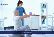 معالجة فيزيائية تساعد مريضًا كبيرًا في العمر على التمارين – دراسة العلاج الطبيعي وإعادة التأهيل في تركيا للطلاب الدوليين.