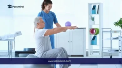 معالجة فيزيائية تساعد مريضًا كبيرًا في العمر على التمارين – دراسة العلاج الطبيعي وإعادة التأهيل في تركيا للطلاب الدوليين.