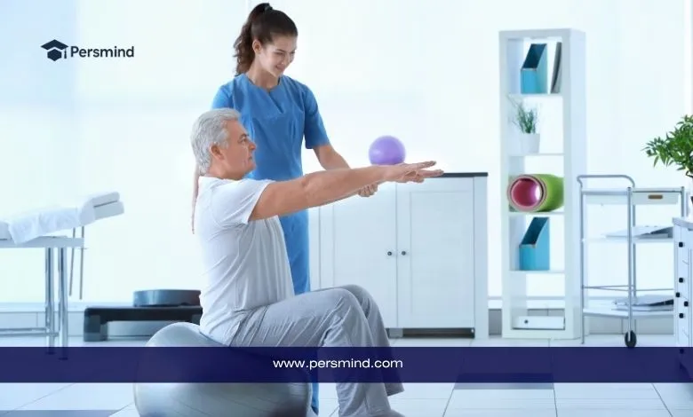 معالجة فيزيائية تساعد مريضًا كبيرًا في العمر على التمارين – دراسة العلاج الطبيعي وإعادة التأهيل في تركيا للطلاب الدوليين.