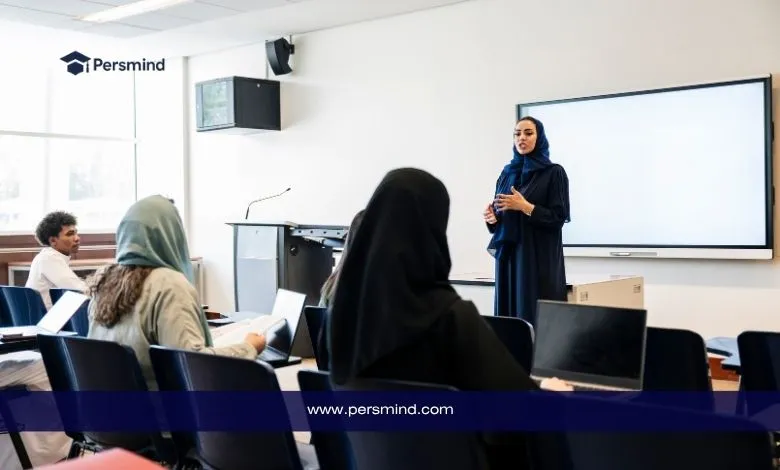 محاضِرة جامعية تلقي درسًا أمام مجموعة من الطلاب والطالبات داخل قاعة دراسية