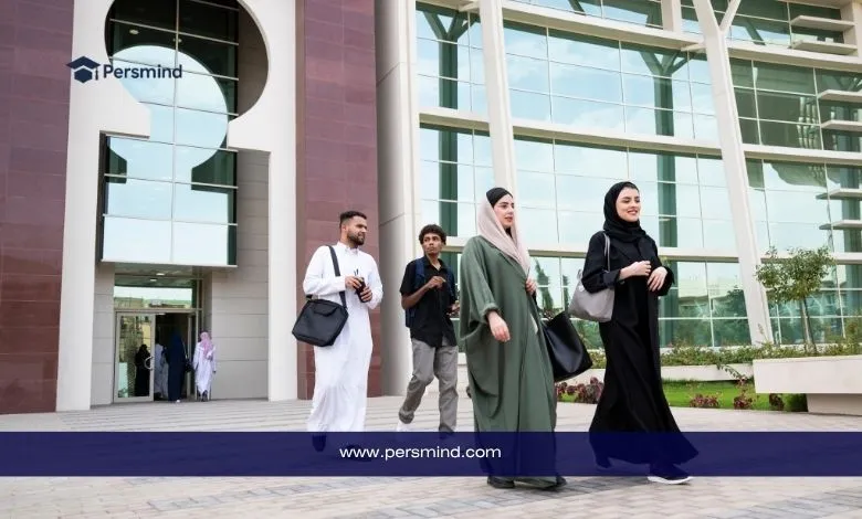 طلاب وطالبات يسيرون أمام مبنى جامعة الملك سعود بالرياض بعد انتهاء المحاضرات