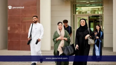 مجموعة من الطلاب والطالبات يسيرون أمام مبنى جامعة الملك سعود في الرياض بابتسامة وملابس أكاديمية أنيقة