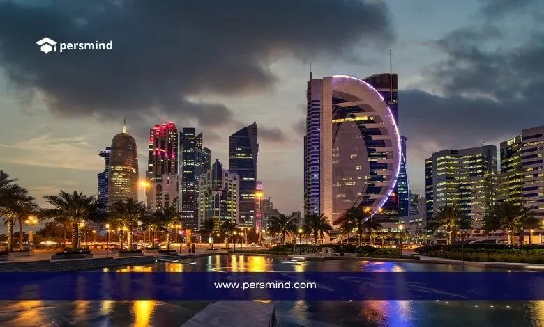 مشهد ليلي لمدينة الدوحة في قطر يبرز الأبراج الحديثة وأضواء المدينة