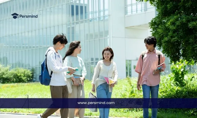 أربعة طلاب جامعيين يسيرون معًا ويتحدثون في الحرم الجامعي