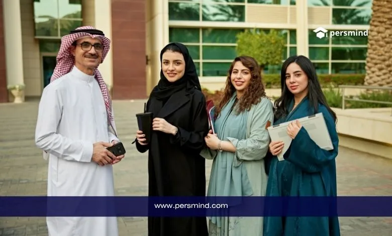 مجموعة من طلاب وطالبات جامعة الملك فهد يقفون أمام مبنى الجامعة في السعودية