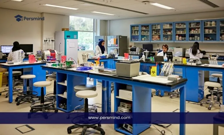 طلاب وباحثون يعملون في مختبر علمي بجامعة الملك عبد الله KAUST، صورة تعبّر عن بيئة التدريب والبحث في البرنامج الممول بالكامل.