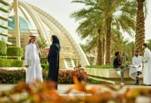 طلاب يتحدثون داخل حرم جامعة الملك سعود في الرياض وسط المساحات الخضراء