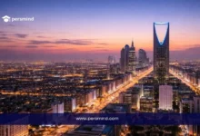 صورة لمدينة الرياض ليلاً مع ظهور برج المملكة مضاءً – صورة مرافقة لمقال منحة جامعة الملك سعود لدراسة الدكتوراه.