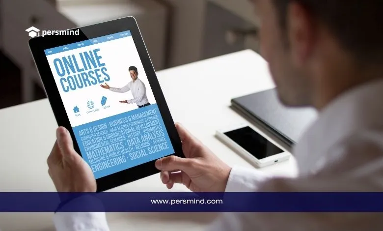 رجل يستخدم جهازًا لوحيًا يعرض صفحة دورات تعليمية عبر الإنترنت