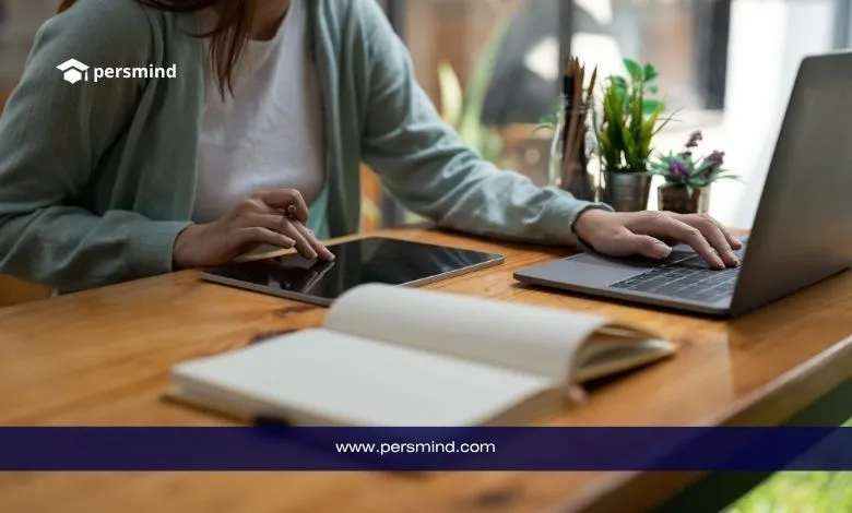 طالبة تستخدم الحاسوب والتابلت أثناء الدراسة عبر الإنترنت