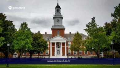 مبنى جامعة هارفارد التاريخي وسط أشجار خضراء يرمز إلى الدورات المجانية عبر الإنترنت