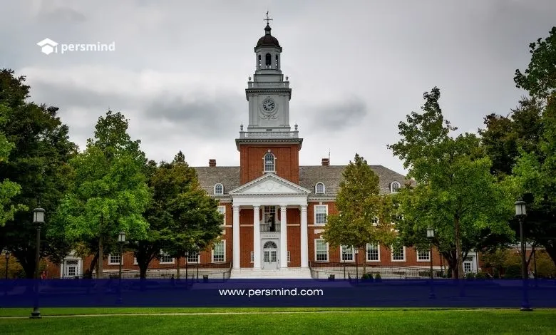 مبنى جامعة هارفارد التاريخي وسط أشجار خضراء يرمز إلى الدورات المجانية عبر الإنترنت