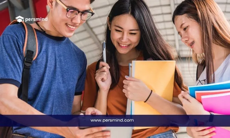 طلاب جامعيون في ماليزيا يتحدثون معًا أثناء الدراسة