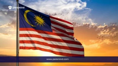 علم ماليزيا مرفوع أمام غروب الشمس – صورة تعبر عن الدراسة في ماليزيا للطلاب العرب 2026