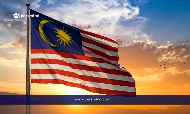 علم ماليزيا مرفوع أمام غروب الشمس – صورة تعبر عن الدراسة في ماليزيا للطلاب العرب 2026