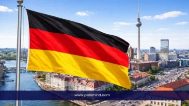 علم ألمانيا أمام أفق مدينة برلين في إشارة إلى كيفية التقديم على منحة DAAD الألمانية خطوة بخطوة
