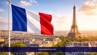 علم فرنسا يرفرف فوق مدينة باريس مع إطلالة واضحة على برج إيفل عند الغروب – صورة ممهدة لمقال مؤتمر التنمية العالمي في فرنسا.