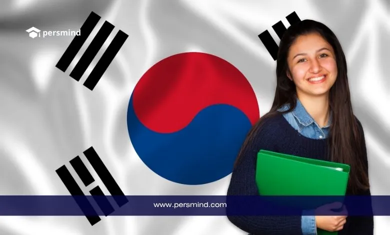 طالبة دولية مبتسمة تحمل ملفات دراسية أمام علم كوريا الجنوبية، ترمز إلى منحة الحكومة الكورية GKS للبكالوريوس