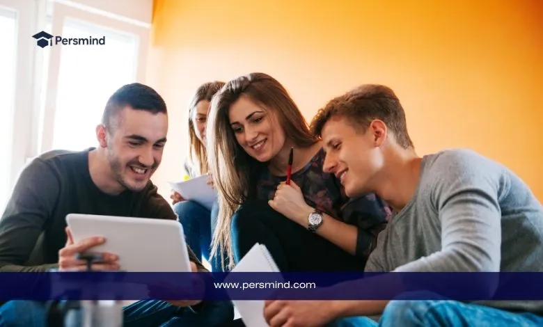 طلاب دوليون يجلسون معًا ويتناقشون في الدراسة – فرصة منحة بكالوريوس ممولة بالكامل في جامعة سابانجي بتركيا.