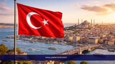 علم تركيا يرفرف فوق مدينة إسطنبول مع إطلالة على جامع السليمانية وجسر الخليج – صورة لمقال منحة جامعة كوتش للبكالوريوس في تركيا.