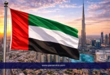 علم الإمارات أمام أفق مدينة دبي وبرج خليفة في إشارة إلى المؤتمر العالمي للفنون