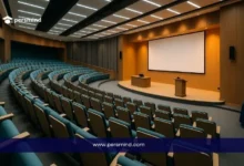 قاعة محاضرات حديثة مع شاشة عرض ومنصتين في مركز مؤتمرات بدبي – المؤتمر العالمي للفنون 2025