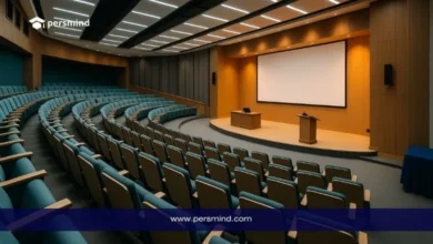 قاعة محاضرات حديثة مع شاشة عرض ومنصتين في مركز مؤتمرات بدبي – المؤتمر العالمي للفنون 2025