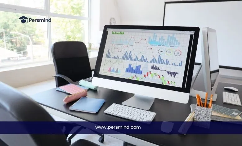 شاشة حاسوب تعرض رسومًا بيانية وإحصاءات داخل قاعة تدريب على مهارات الحاسب الآلي