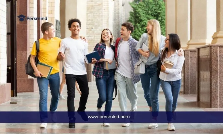 مجموعة من الطلاب الدوليين يسيرون في الحرم الجامعي بسعادة، تمثل منحة DAAD EPOS الممولة بالكامل في ألمانيا