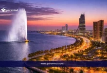 إطلالة ليلية على كورنيش جدة مع نافورة الملك فهد مضاءة – صورة مرافقة لمقال منحة البنك الإسلامي للتنمية في السعودية.