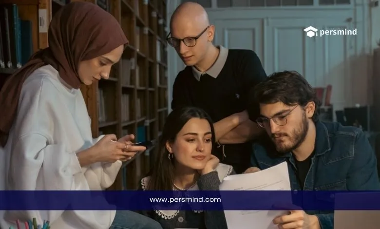 طلاب دوليون يتعاونون في مكتبة جامعية لمراجعة طلب منحة تشيفنينغ وخطط القبول في بريطانيا