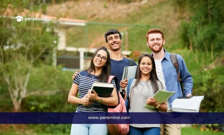 طلاب دوليون مبتسمون يحملون كتبهم في الحرم الجامعي يمثلون المستفيدين من منحة جامعة ميلانو DSU في إيطاليا