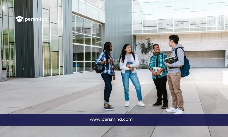 طلاب من خلفيات مختلفة يتبادلون الحديث في ساحة جامعة حديثة في أمريكا، رمز للتنوع الذي يقدمه برنامج منحة فولبرايت.