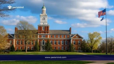 صورة لمبنى جامعي تقليدي في الولايات المتحدة مع علم أمريكي، تعبير عن منحة فولبرايت للدراسة في أمريكا.