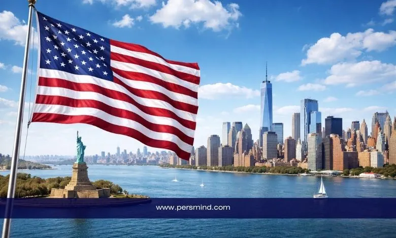 علم الولايات المتحدة يرفرف أمام أفق نيويورك – صورة تعبر عن منحة فولبرايت الأمريكية 2026