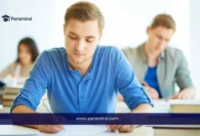 طلاب يؤدون اختبارًا كتابيًا في قاعة امتحان، صورة تعبر عن خوض اختبار GRE للقبول في الدراسات العليا.