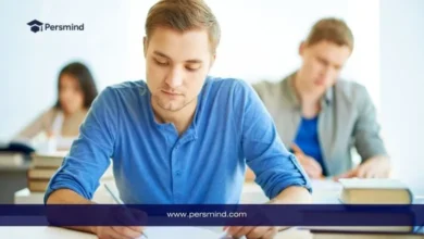 طلاب يؤدون اختبارًا كتابيًا في قاعة امتحان، صورة تعبر عن خوض اختبار GRE للقبول في الدراسات العليا.