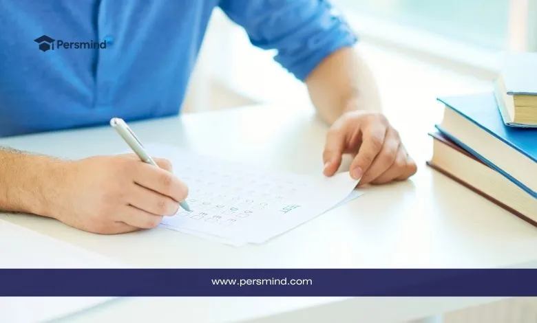 طالب يكتب على ورقة امتحان اختيار من متعدد بجانب كتب، صورة تعبّر عن اختبار GRE للقبول في الدراسات العليا.