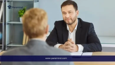 رجل يجري مقابلة مع طالب في أجواء رسمية، صورة تعبّر عن أسئلة مقابلات المنح الدراسية والتحضير للإجابات النموذجية.