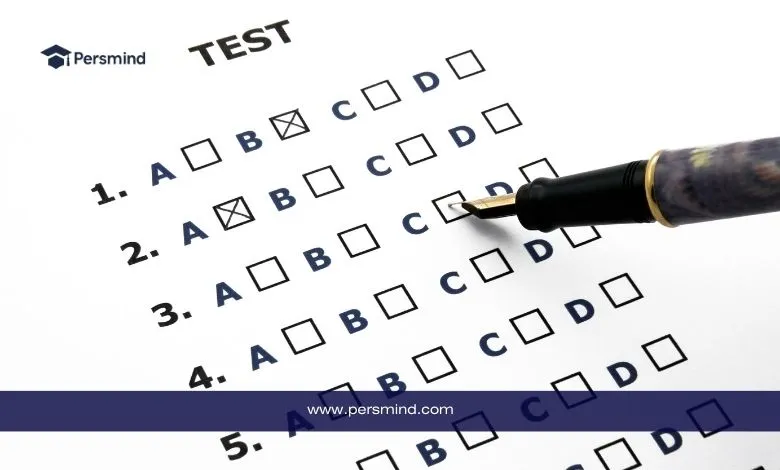 ورقة اختبار اختيار من متعدد مع قلم، صورة تعبر عن أسئلة اختبار IELTS الدولية لتقييم اللغة الإنجليزية.