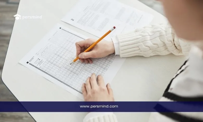 طالب يملأ ورقة اختبار متعددة الخيارات بقلم رصاص، صورة تعبّر عن خوض اختبار SAT الرقمي للقبول الجامعي.