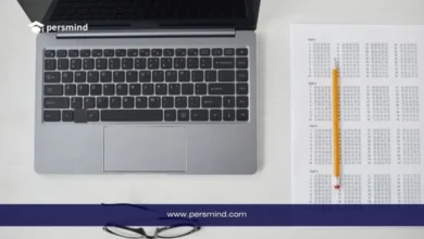 لابتوب بجانبه ورقة اختبار متعددة الخيارات مع قلم رصاص، صورة تعبر عن الاستعداد لاختبار SAT الرقمي للقبول الجامعي.