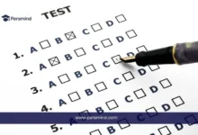 ورقة اختبار اختيار من متعدد مع قلم، صورة تعبّر عن اختبار TMS في ألمانيا للقبول في التخصصات الطبية.