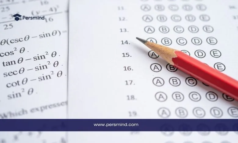 ورقة اختبار متعددة الخيارات مع قلم رصاص أحمر، تعبير عن أجواء اختبار TOEFL iBT للطلاب الدوليين.