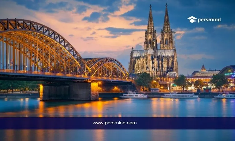 صورة لمدينة كولون في ألمانيا تُظهر جسر هوهنزولرن وكاتدرائية كولون الشهيرة عند الغروب، ترمز إلى الدراسة في ألمانيا