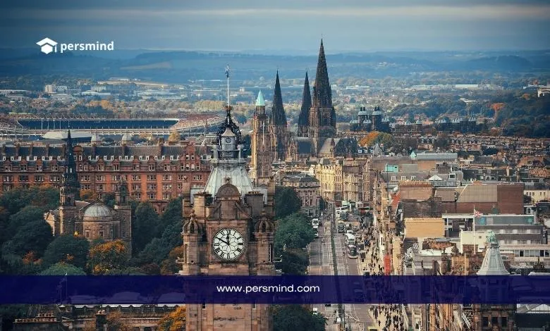 مشهد لمدينة إدنبرة في بريطانيا يظهر المباني التاريخية وبرج الساعة، يرمز إلى الدراسة في بريطانيا 2025