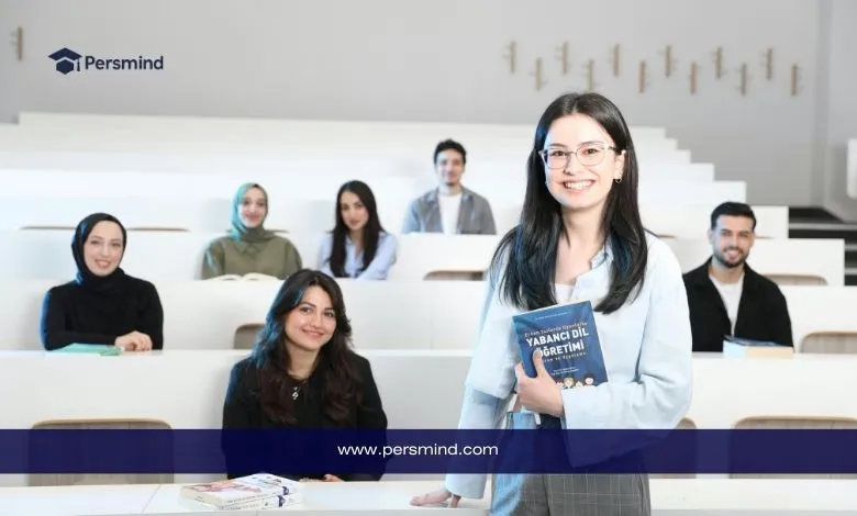 مجموعة من الطلاب الدوليين يجلسون في قاعة محاضرات جامعية — مثال على بيئة تعليمية متنوعة في بريطانيا ضمن مقال الدراسة في بريطانيا بدون IELTS.